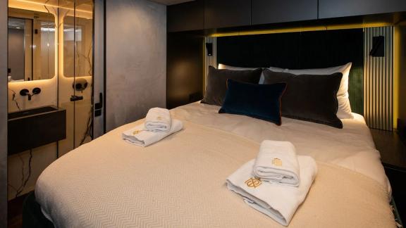 This Sunreef 60 Mr. Si cabin stands out with dark tones, ambient lighting and an elegant, cozy atmosphere.