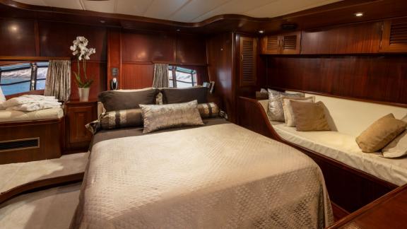 Großes Bett, Sitzbereich und Fenster mit Meerblick sorgen für ein luxuriöses Ambiente an Bord.