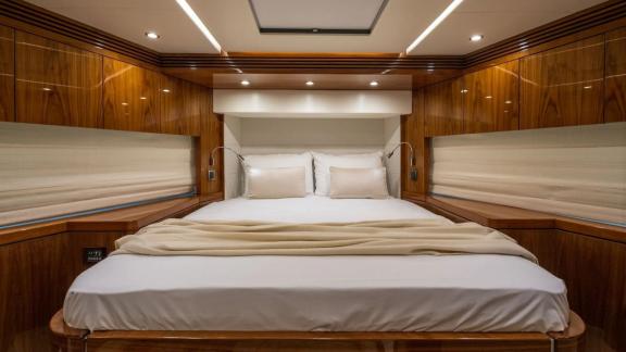 Split’te demirli Sunseeker 75’in geniş kabininde LED aydınlatmalı tavan, ahşap paneller ve konforlu yatak bulunur.