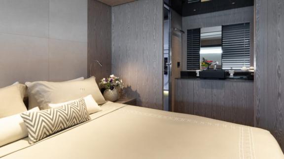 Modern lines and wood finishes create a calm and refined guest space for total relaxation.