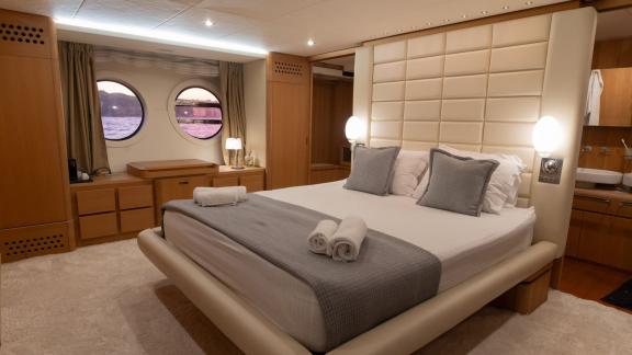 8 Gäste 4 Kabinen Motoryacht Red Rose mit großem Doppelbett, gepolstertem Kopfteil und runden Fenstern in der Masterkabi