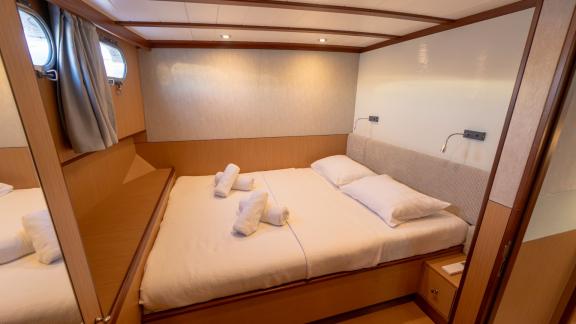 В Бодруме аренда гулета Giulia каюта с большой кроватью и зоной отдыха.