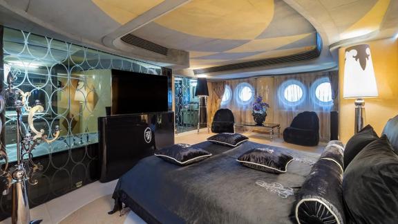 Thunder yatının ana yatak odası, zarif tasarımı ve konforlu atmosferiyle öne çıkıyor.