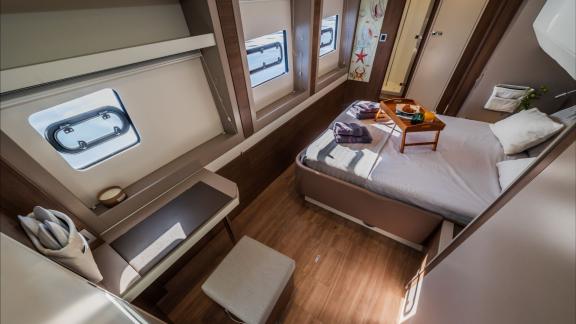 Die Kabine der Ocean Lounge bietet Helligkeit, Holzdetails und Komfort.