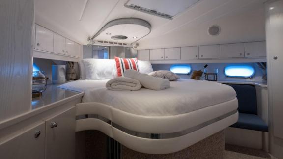 Die Hauptkabine der Motoryacht My Spica ist mit einem komfortablen Bett und modernem Dekor ausgestattet.