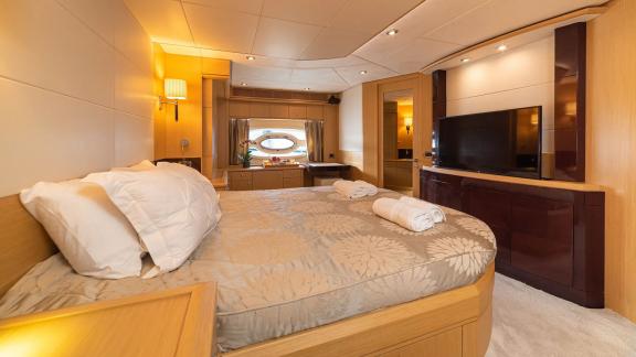 The bedroom of Stela 117 offers comfort with a large bed and modern decor.