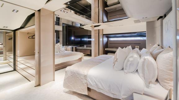 The bedroom of the Saffuriya yacht stands out with its modern decor and spacious layout.