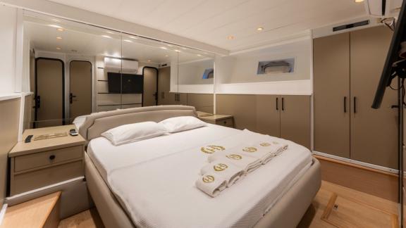 Stilvolle Hauptkabine der Beyefendi H in Göcek. Perfekt für Yachtcharter in Göcek.