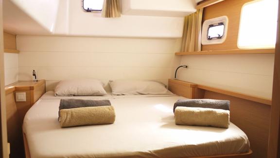 The spacious double cabin of the Balok catamaran offers sea views and modern decor for a relaxing atmosphere.