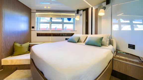 Geniş yatağı ve şık tasarımıyla ana kamara, Mudita motoryatta konforlu konaklama sunar.