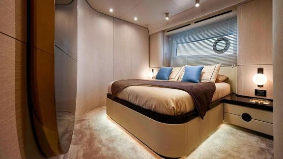 Großes Bett, stilvolle Beleuchtung und Fenster sorgen für Komfort und Eleganz.