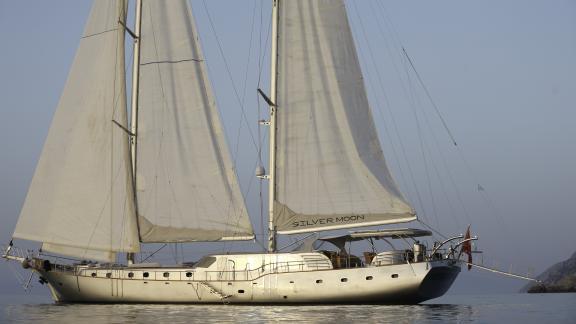 Die Silver Moon gleitet majestätisch durch das ruhige Wasser von Bodrum.