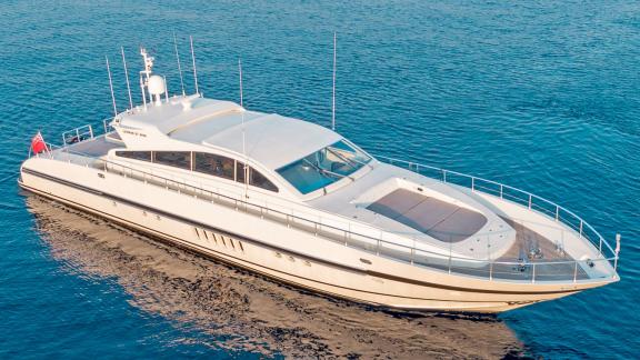 Zu sehen ist die Seitenansicht der Motoryacht Atrato vor Athen mit Sonnenliegefläche am Bug.