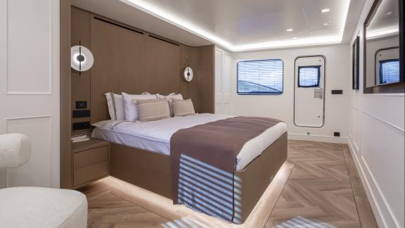 Die Kabine bietet ein großes Bett, viel Tageslicht und stilvolle Details an Bord der Illusion 2.