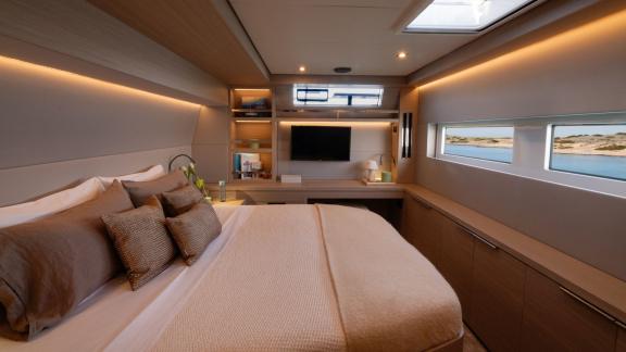 Die Hauptsuite der Happy bietet luxuriösen Komfort mit großen Fenstern und eleganten Details.