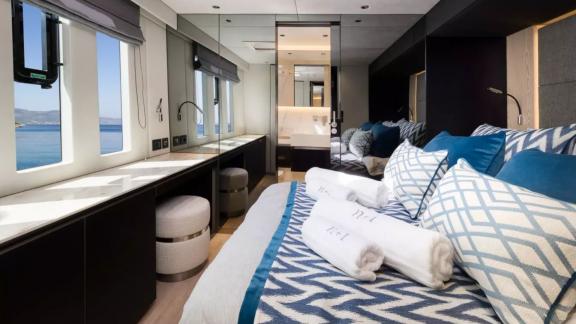 Die helle Kabine der N1 Sunreef 70 bietet Meerblick und modernes Interieur.