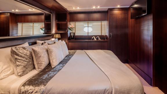 Die Hauptkabine der Yacht Miraval ist mit einem komfortablen Bett und eleganten Details ausgestattet.