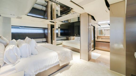 The bedroom of the Saffuriya yacht impresses with elegant details and a spacious design.