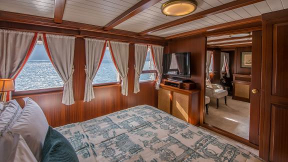 Die Gästekabine der Halas 71 bietet ein Doppelbett, Fenster mit Meerblick und einen Fernseher.