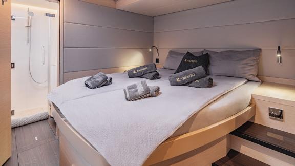 Die Lagoon 55 TriWing Carida bietet ein ruhiges Schlafzimmer mit eigenem Bad.