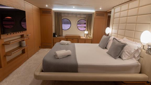 8 Gäste 4 Kabinen Motoryacht Red Rose mit großem Doppelbett, TV und runden Fenstern in der Masterkabine.