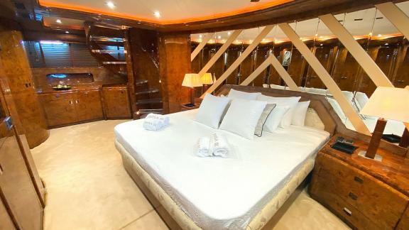 Die Hauptkabine der Yacht Paula 3 bietet ein großes Bett, stilvolle Details und eine elegante Einrichtung.