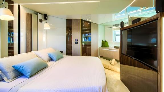 Büyük yatak, televizyon ve oturma alanı ile Mudita kamarası lüks konfor sunar.