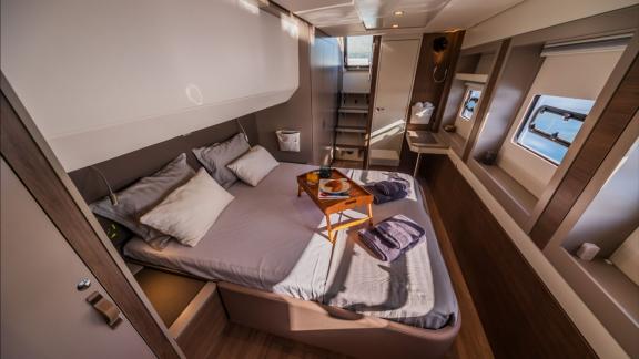 Die Hauptkabine der Ocean Lounge bietet ein großes Bett und modernes Design.