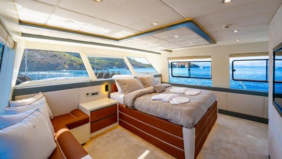 Die lichtdurchflutete Hauptkabine der Alessandro bietet Meerblick und gemütliche Sitzecke – ideal für Göcek-Charter.
