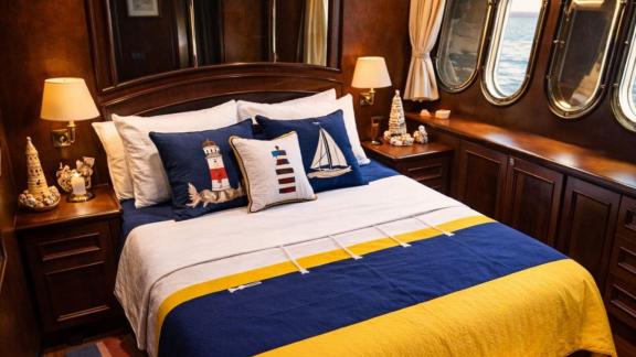 In Göcek Yachtcharter Optionen bietet die River Storm Motoryacht 5 Kabinen für 10 Gäste. Doppelkabine mit maritimem Desi