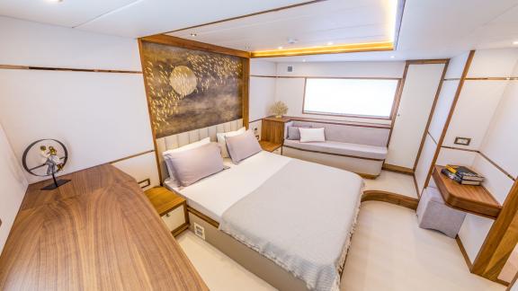 Moderne Design-Kabine auf der Trawler-Yacht Floki mit komfortablem Sitzbereich und stilvollem Dekor.