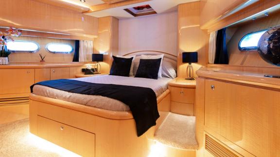 The modern double guest cabin of Ehthele offers comfort and light while anchored in Mallorca.