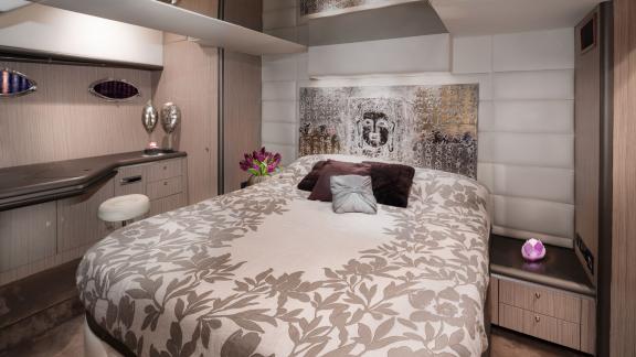 Stilvolle Kabine mit Musterbettwäsche und modernem Design auf der Tranquility 3.