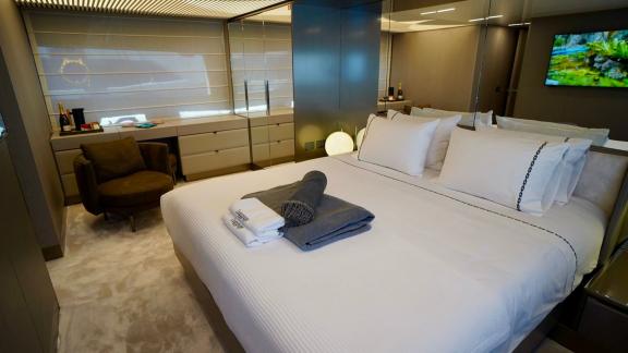В главной каюте Ferretti 850 Shero в Мармарисе есть большая кровать и кресло.