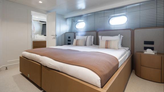 Die Kabine der Illusion 2 verfügt über runde Fenster ein großes Bett und ein privates Bad.