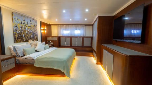 Ocean Breeze Bodrum’da modern tasarımlı VIP kabiniyle lüks kiralık yat konforu ve şık yaşam alanı sunar.