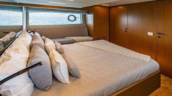 Die Motoryacht bei Mallorca bietet eine komfortable Kabine mit Meerblick.