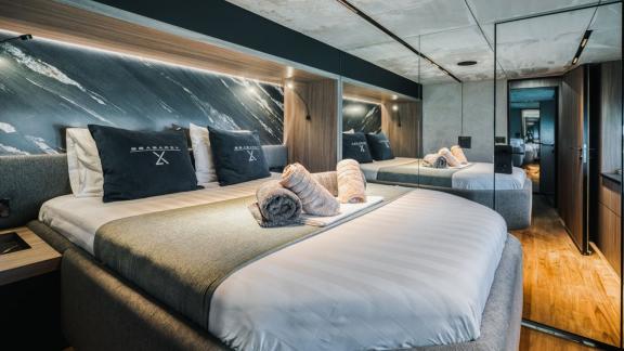 Die Doppelkabine der Seabarit Lx überzeugt mit modernem Stil und gemütlichem Bett.