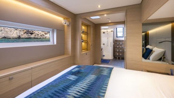 Die Lady M Katamaran bei Athen bietet Meerblick, modernes Design und privates Bad in der Kabine.