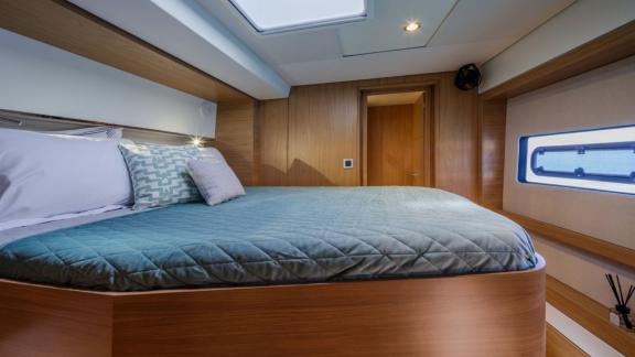 Die Libra in Athen bietet eine Kabine mit Doppelbett, Fenster zum Meer und Dachfenster.