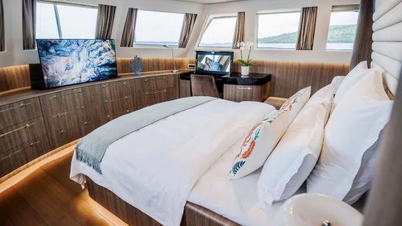 Großes Bett, TV und Fenster rundum machen die Kabine perfekt für Chartergäste.