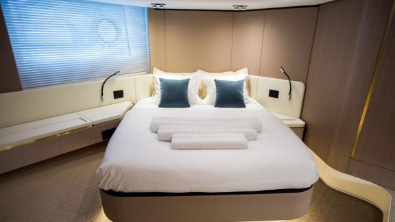 Helles Interieur, große Liegefläche und funktionale Beleuchtung für besten Komfort.