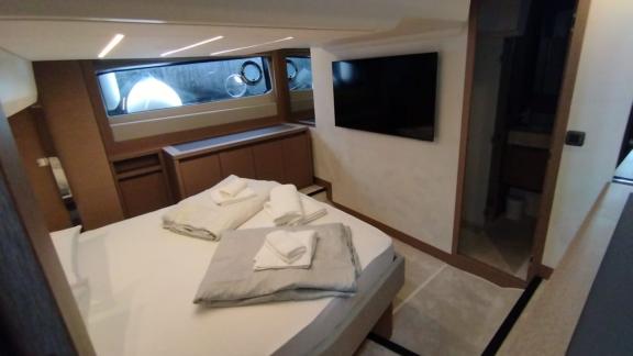 Die Kabine der Baby Indy in Split verfügt über TV, große Fenster und modernes Design.