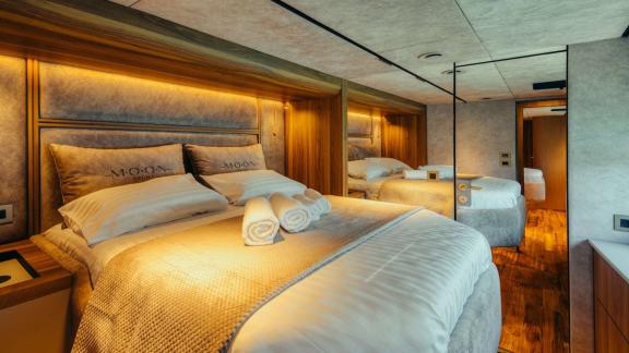 Die elegante Gästekabine des Katamarans Honeymoon bietet zwei große Betten.