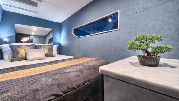 Luna 49 Red’in kabini doğal tonlar, bonsai dekoru ve uzun pencereyle huzurlu ve şık bir konaklama sunuyor.