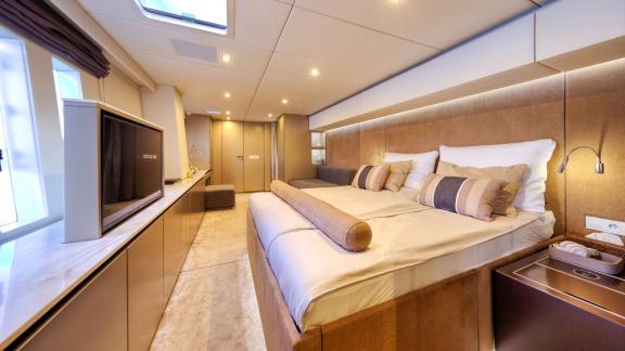 The Sunreef 80 Honeybird’s spacious master suite blends luxury and style for a refined charter stay in Šibenik.