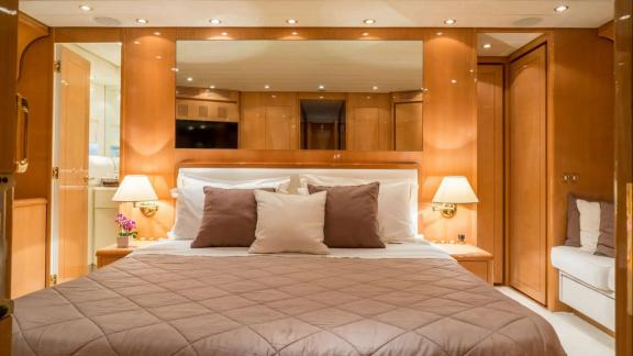 Zu sehen ist die geräumige Masterkabine der Atrato in Athen mit Doppelbett und Spiegelwand.