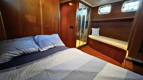 The double cabin of Gulet Ahmet Ertürk features a shower and a spacious bed.