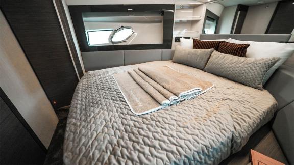 Entdecken Sie Komfort im modernen Schlafzimmer der Pershing 5X Grey, perfekt für Tages-Yachtvermietung in Dubai.