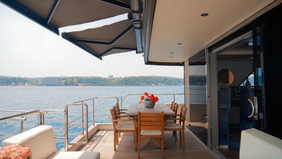 Auf dem Achterdeck der Brise befindet sich ein schattiger und bequemer Esstisch.